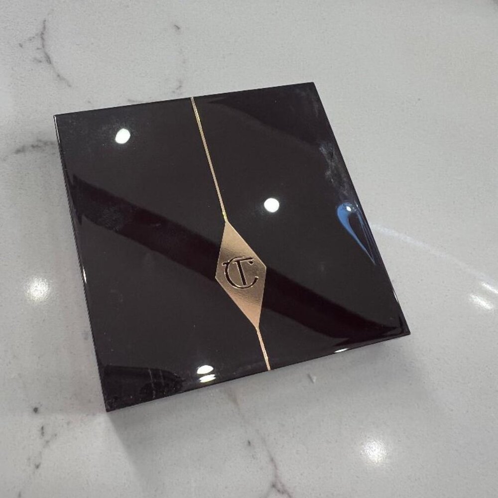 Charlotte Tilbury- Rock Chic Eye Shadow Palette - Picture 4 of 6